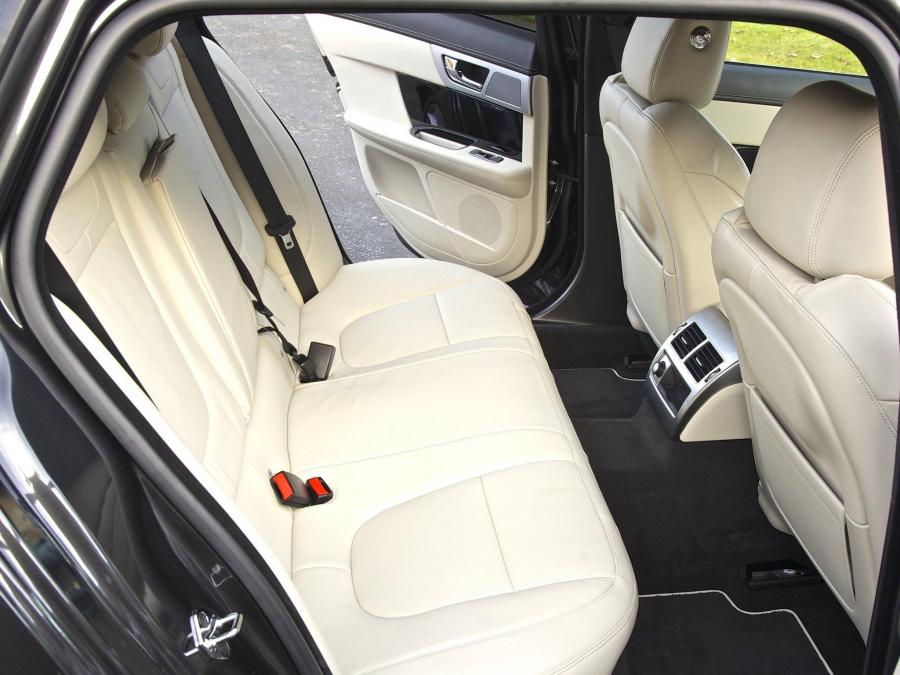  Jaguar XF Sportbrake 2012 года  (UK) (фото 13 из 13)